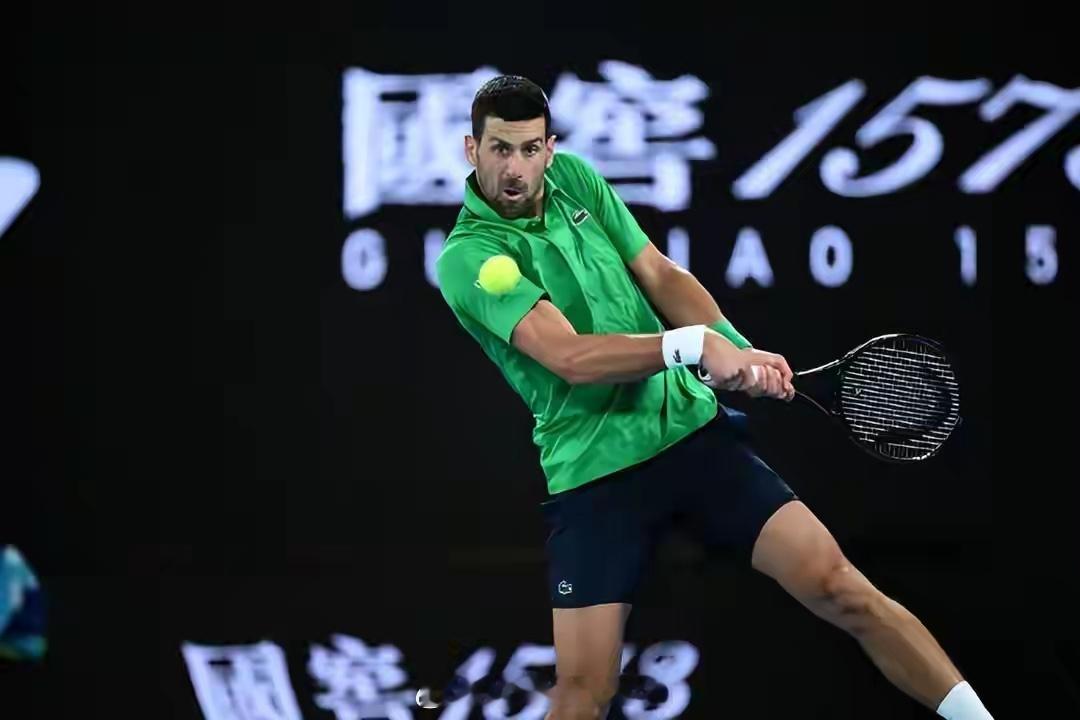 体育 德约科维奇0-2落后仍躺赢晋级四强！穆塞蒂因伤退赛德约科维奇晋级澳网男单四