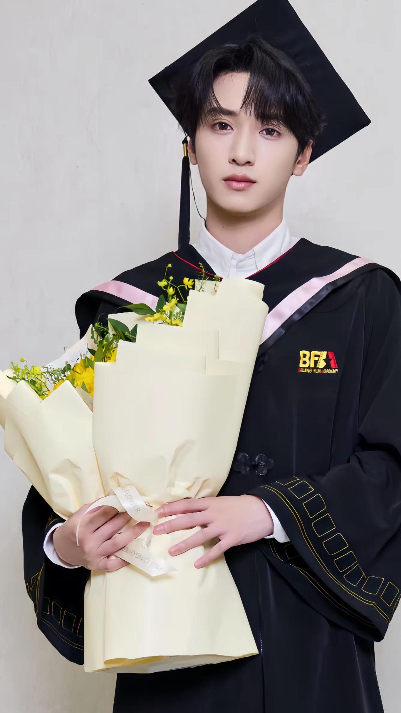 浩翔毕业快乐 下一段旅程一定要更幸福丰盛💐🎓@时代少年团-严浩翔
