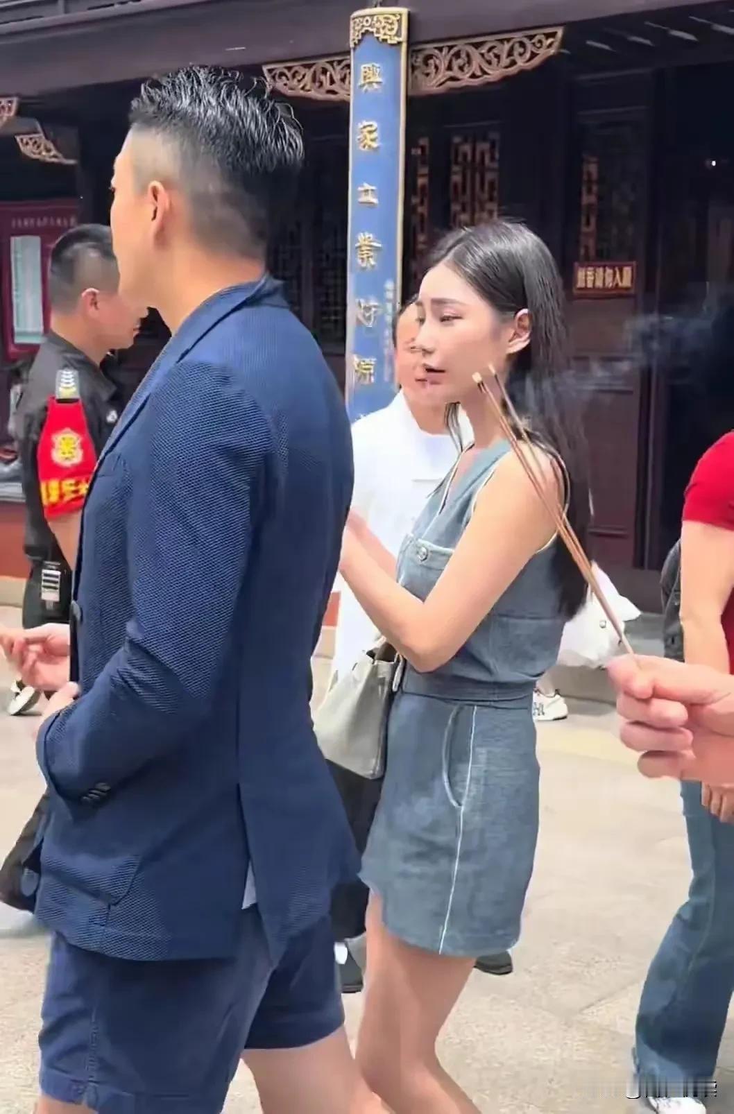 图一是5月份
两人领完证在上海拜fo
网传是求子

图二是刚刚10月份
婆婆领着