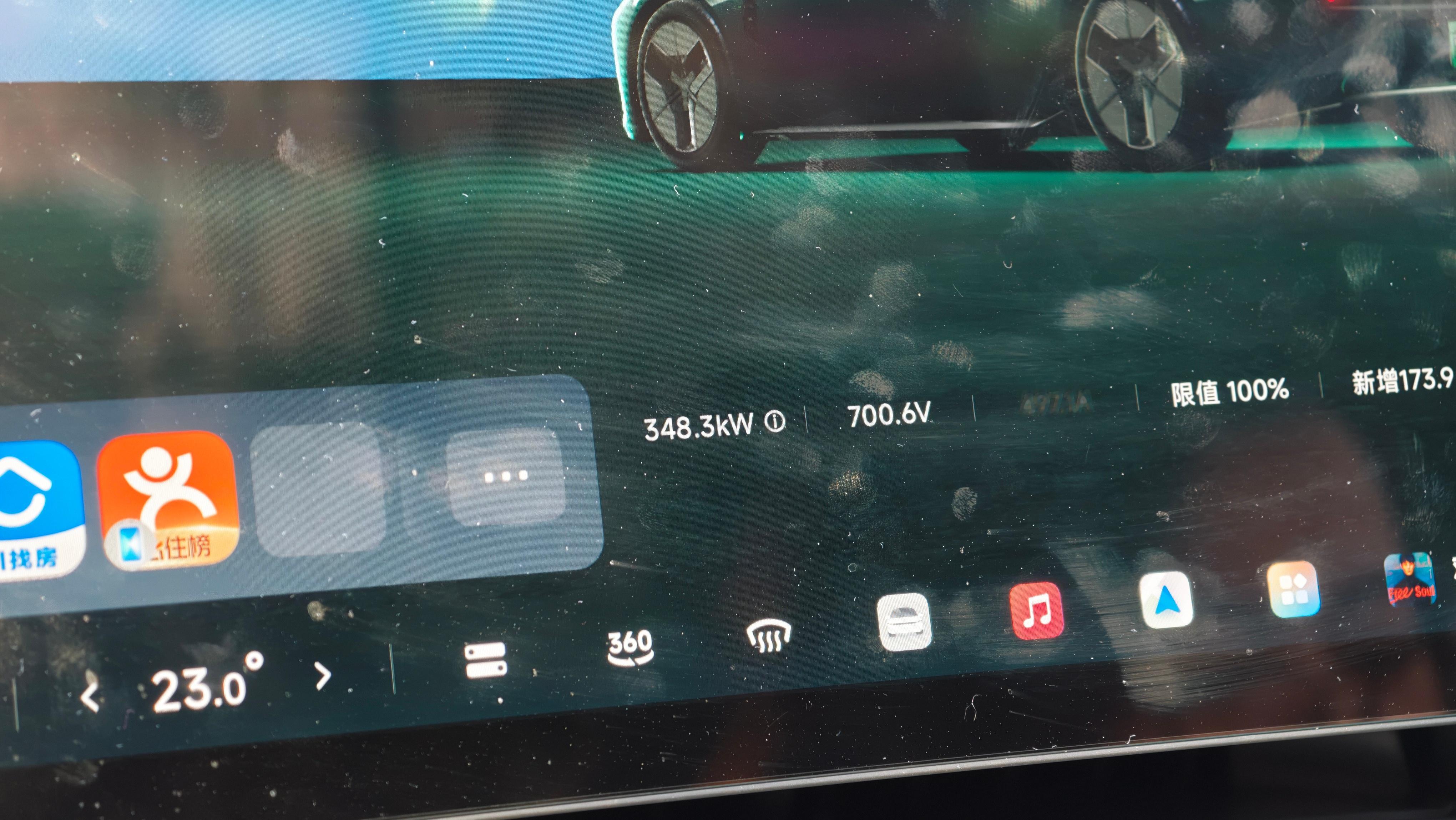 给P7充个电，小鹏的超快充桩还是挺稳的，峰值能跑到350KW，我最近家充都不用了