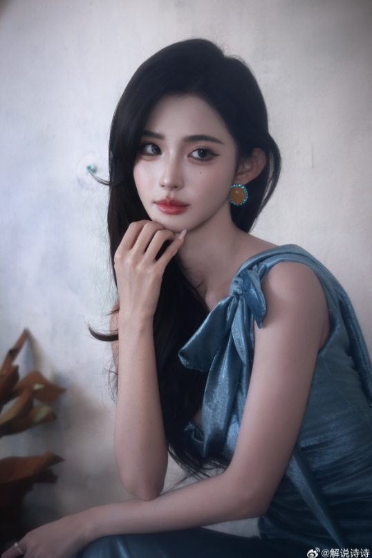 颜值拉满！KPL主持人诗诗晒照：见得繁花不惊 修得心淡如水