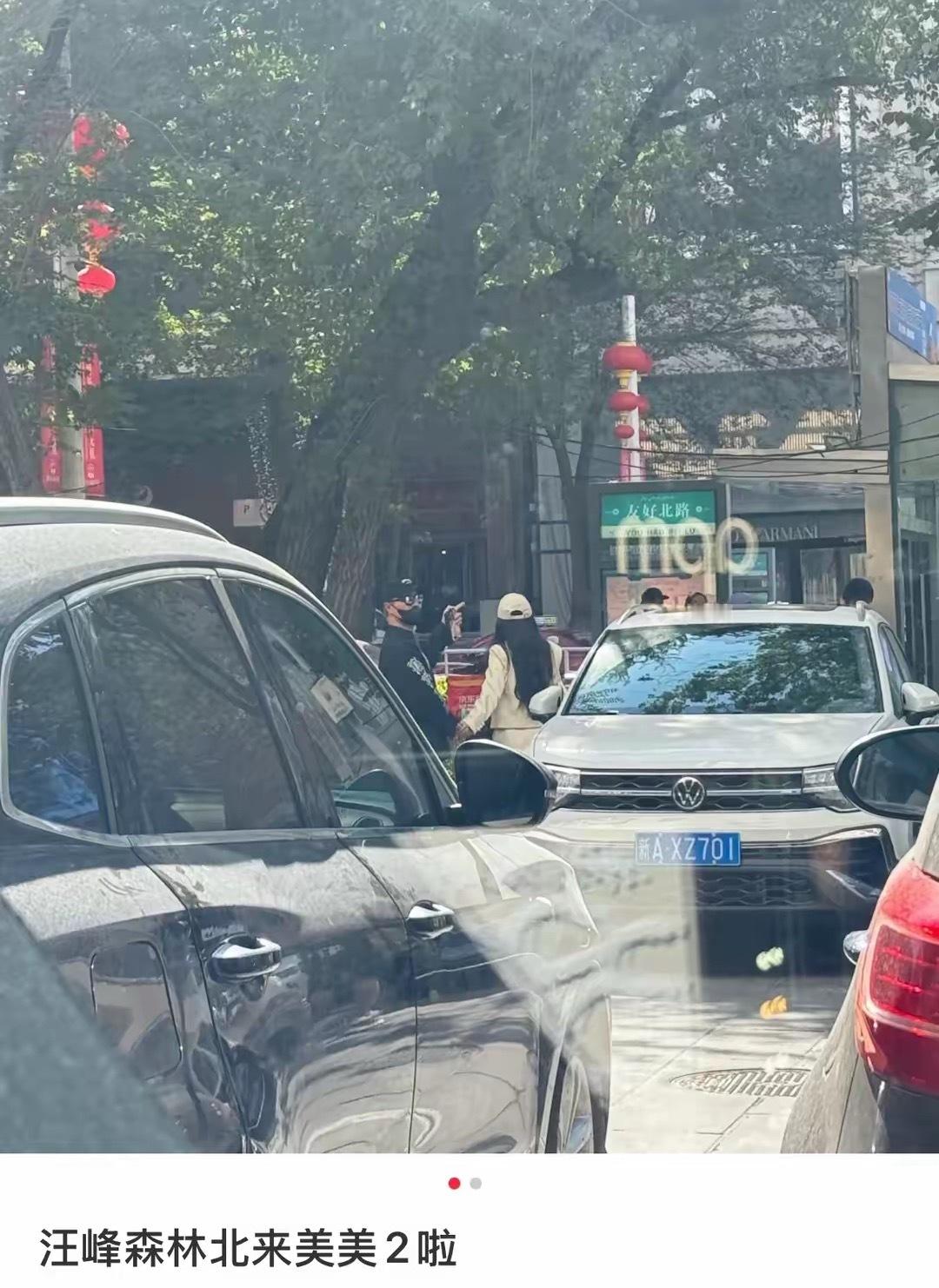 汪峰飞新疆陪森林北过七夕，两人逛街全程手拉手，看不出年龄差！ ​​​