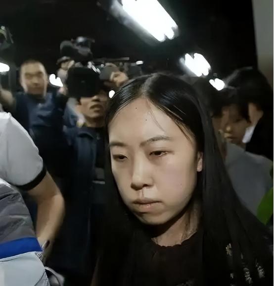 你还记得杨丽娟吗？当年为了见刘德华，她爸跳海自杀，现在十七年过去，她在兰州超市当