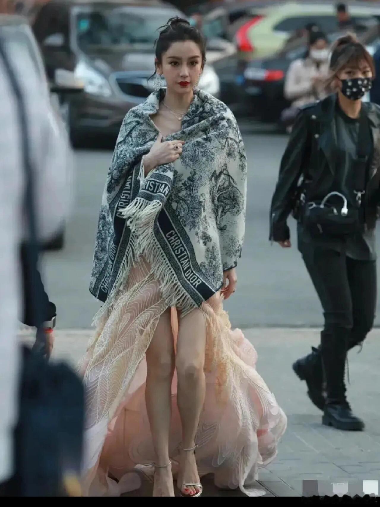 这么高级的礼服这样拖着地不怕脏吗？ 