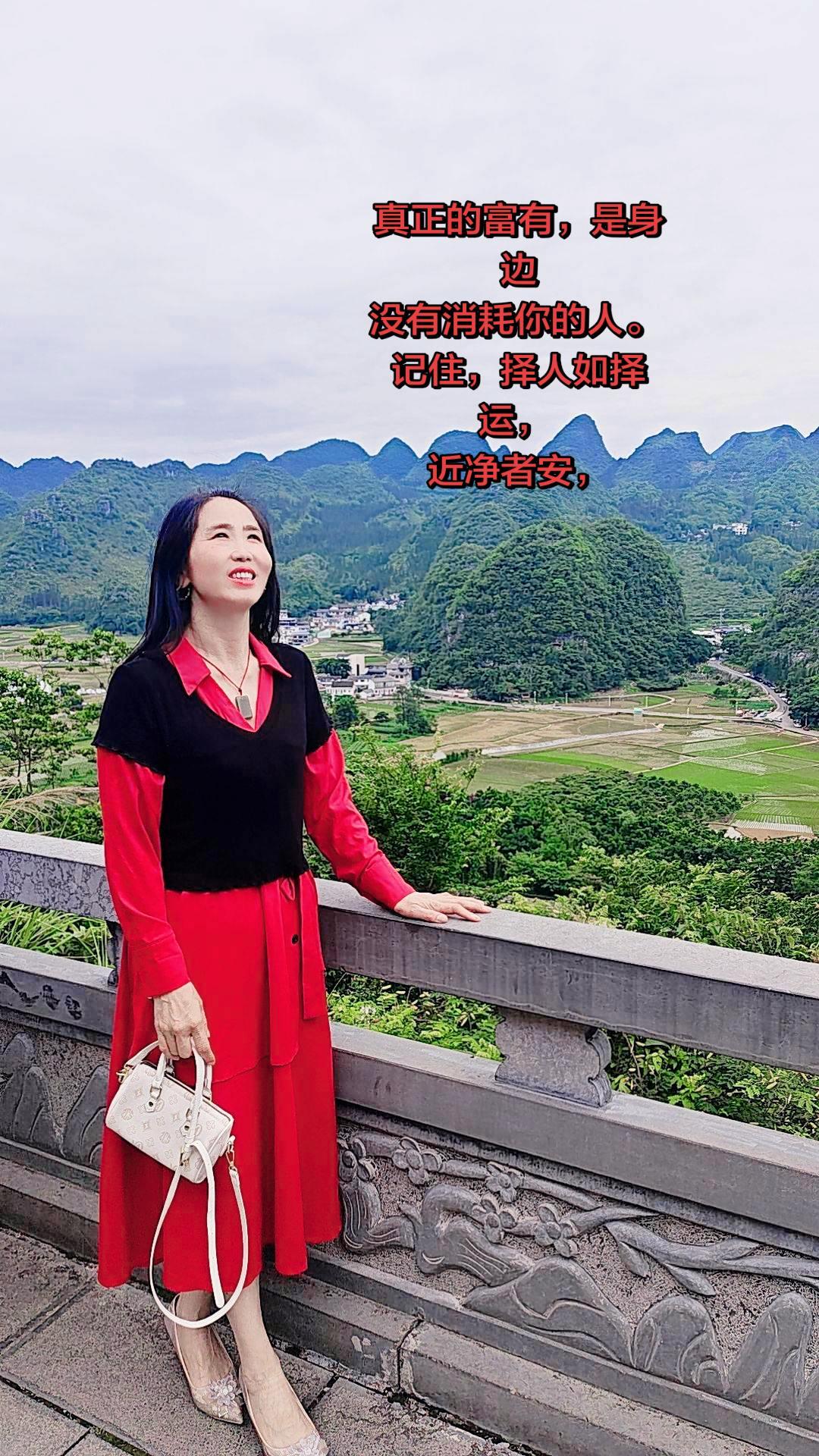 人这一生最好的财富
是身边无内耗之人。 
择良友相伴，守清净本心， 远离纷扰杂乱