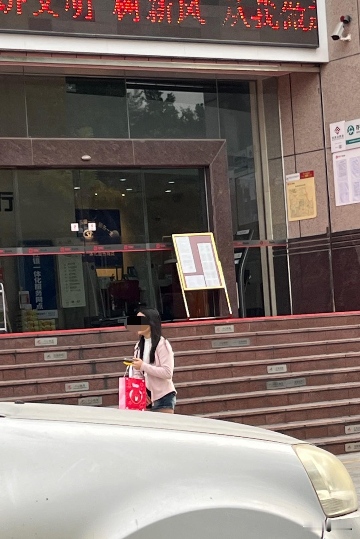 我发现
现在的人
也是越来越胆大了，

从银行出来
一沓钱就随便放进一个环保袋