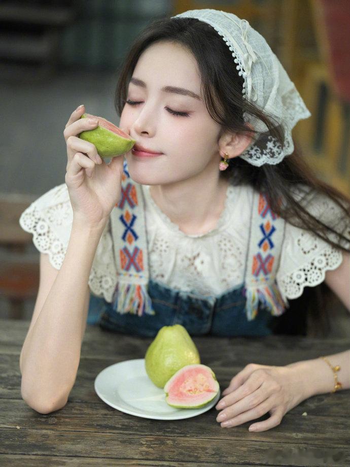 娜扎拍写真又差点热晕过去不得不佩服娜扎的敬业精神，但是她的状态也太好了吧，她很适