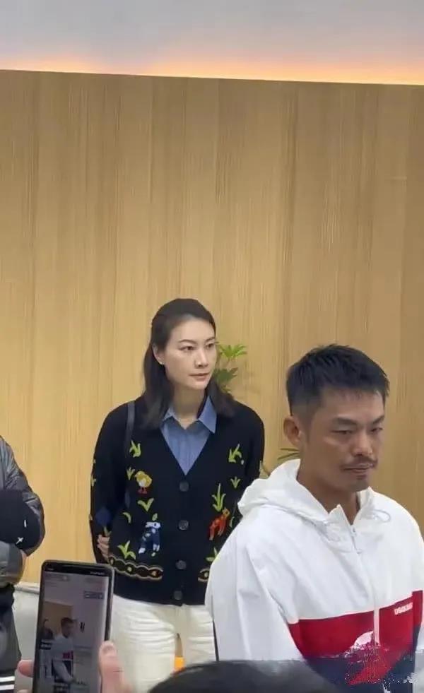 你敢相信吗？谢杏芳的智慧，简直绝了！
第一，她没有大吵大闹，而是选择了原谅，这才