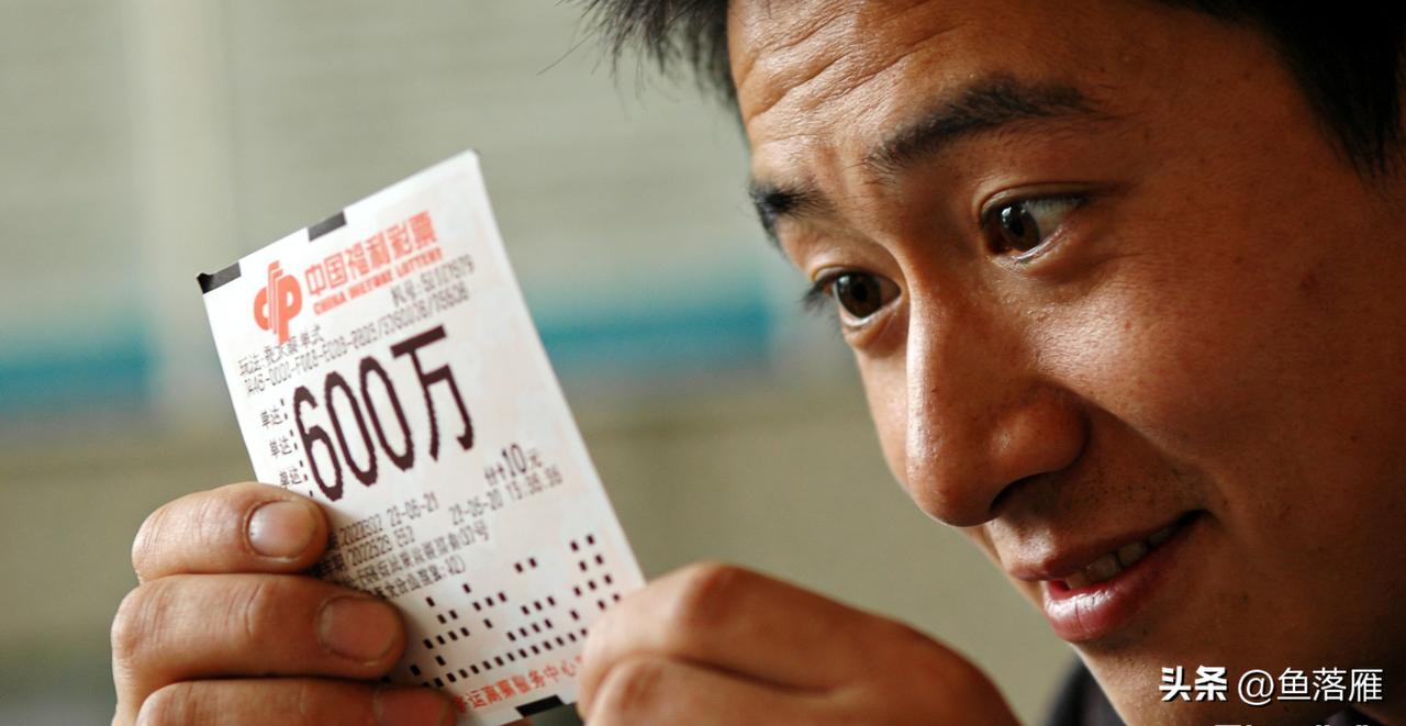 一名男子买彩票中了600万，当晚兴奋不已，喝酒后开车回家，途中不慎撞倒了一个人。