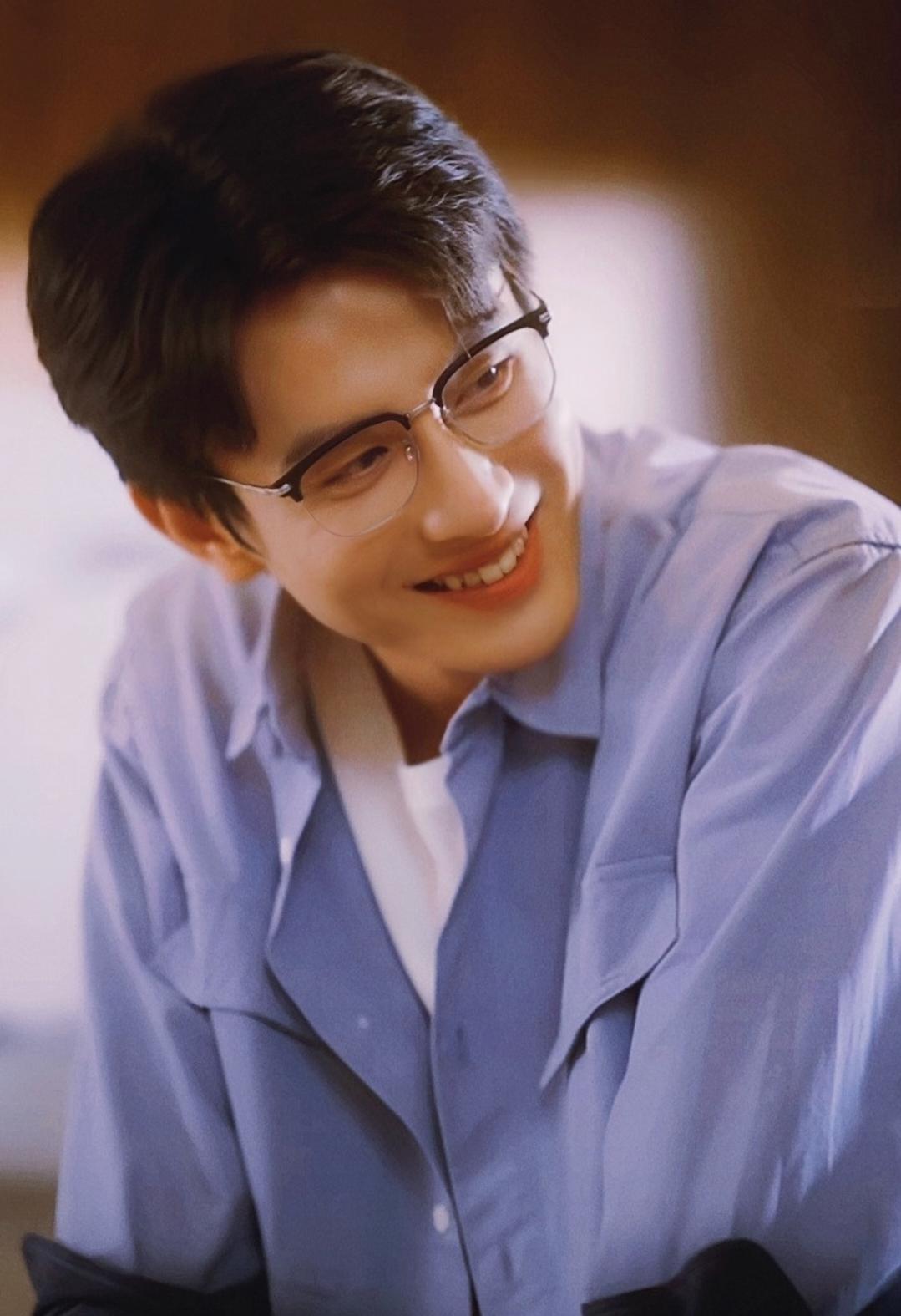 刘萧旭哪里老了?
这不是看着挺年轻，笑起来这么甜
明眼人都看得出是一个二十来岁大