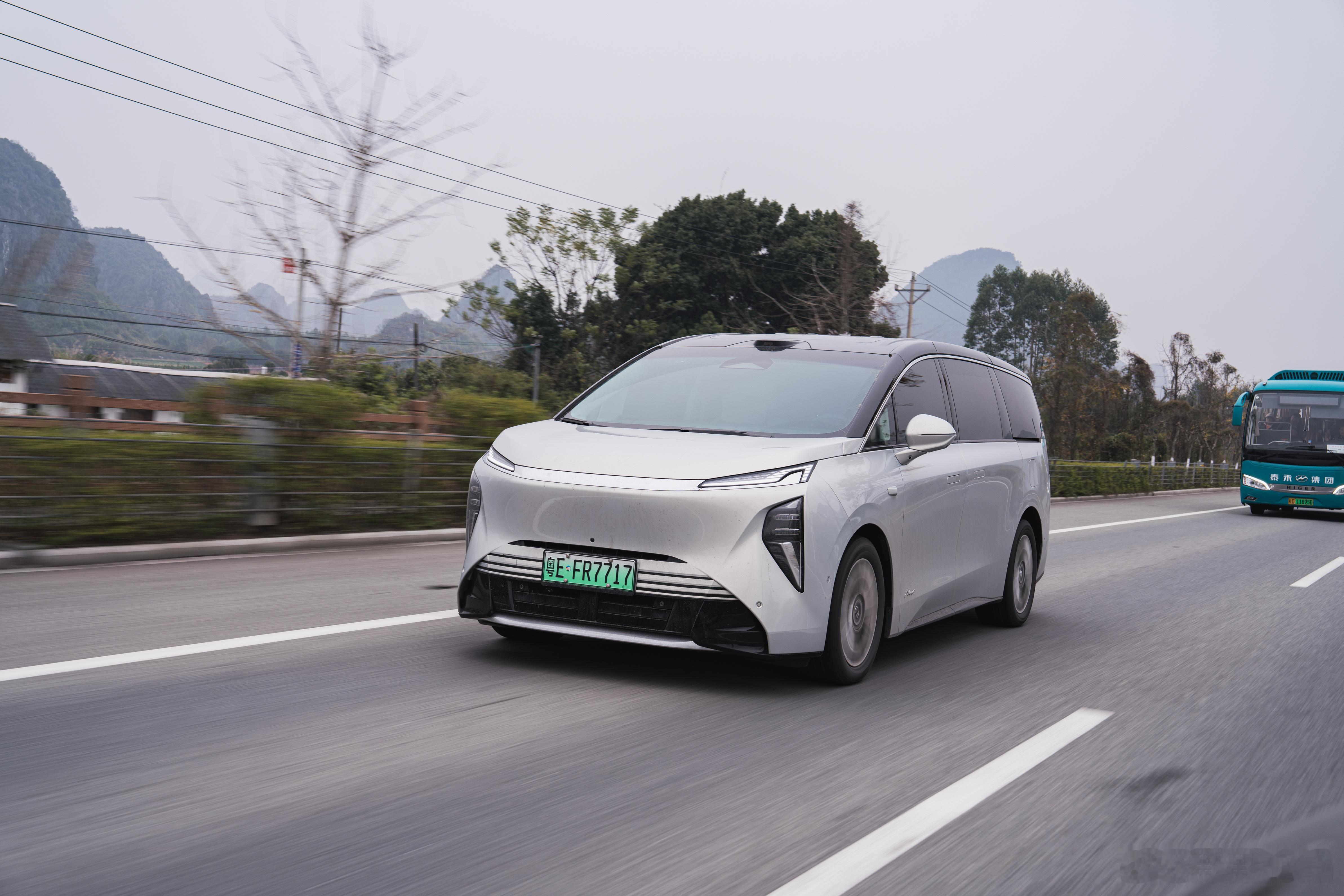 世家综合续航1000公里，我是从佛山往高海拔跑的，跑了河池，如果从河池跑回去佛山