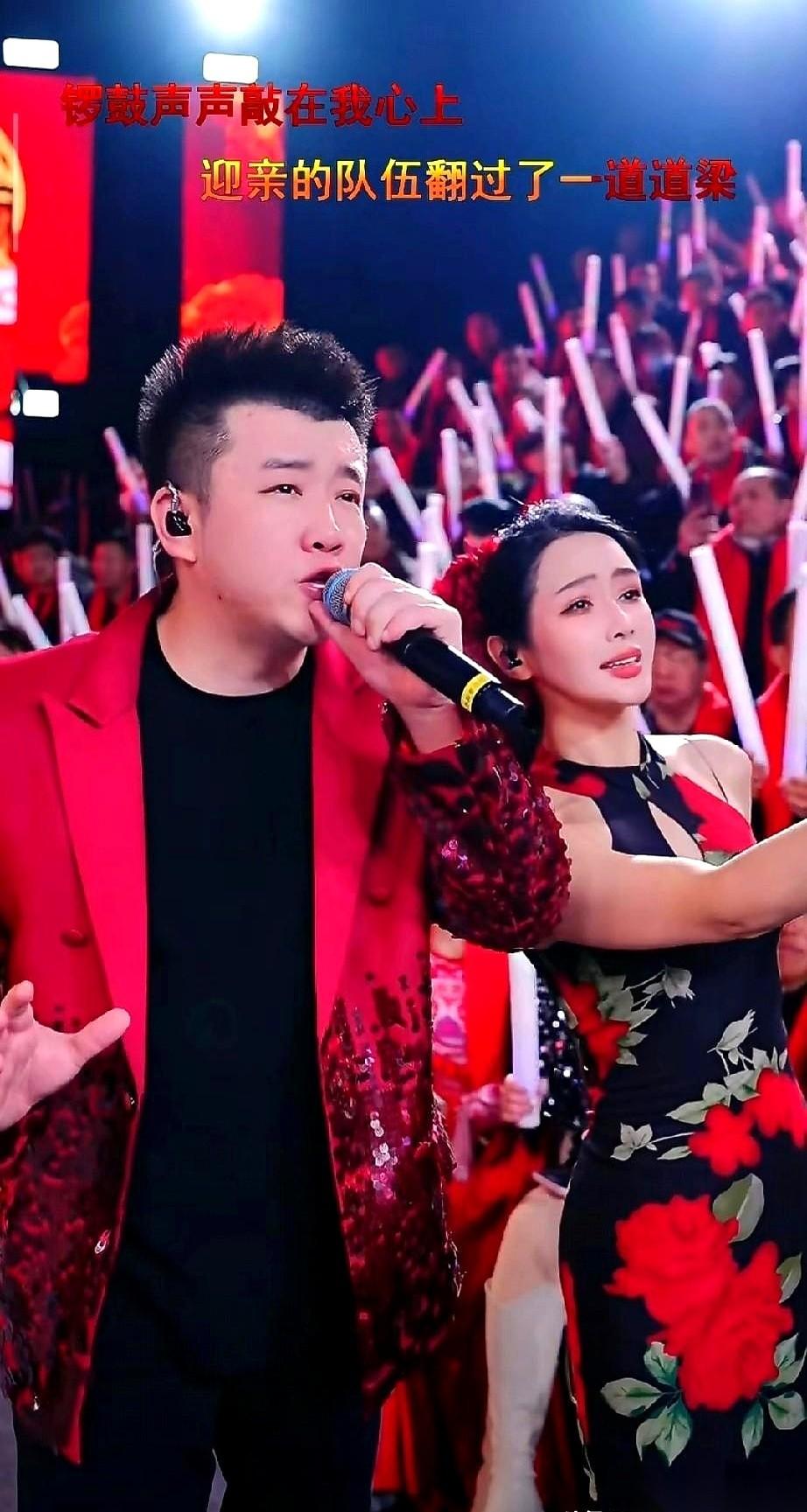 半夜刷到他俩分手的消息，有点恍惚。
男方把所有责任都揽过去了：「是我的原因」。