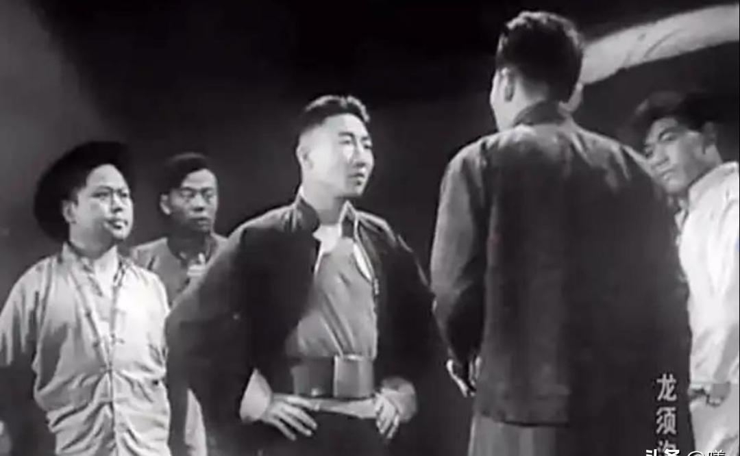 你可能不知道他名字，但你绝对在老电影里见过他的脸。
黄非，那个没几句台词，甚至一