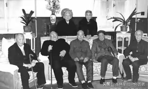 一九八三年，七十二岁的杨得志在北京，弯腰伸手，亲手搀扶韦崇德、龚万才两位白发老人