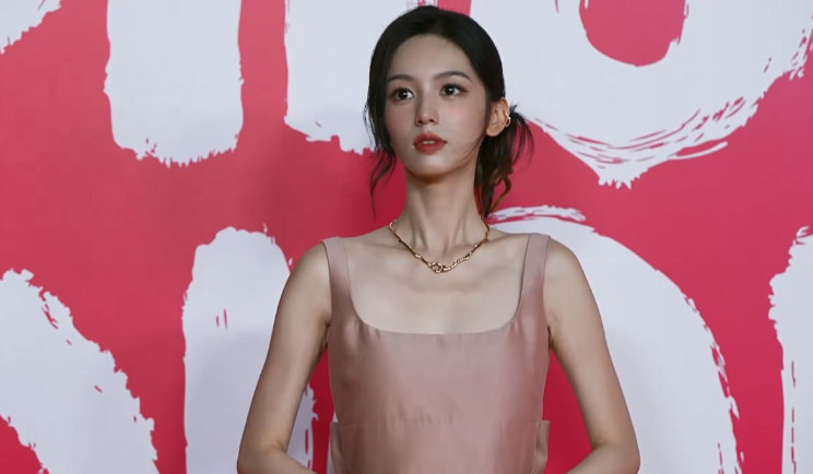 迪奥小姐香水展星光熠熠 谁能拒绝今晚的！柔美的粉色像把春天穿在身上，裙摆流转间满