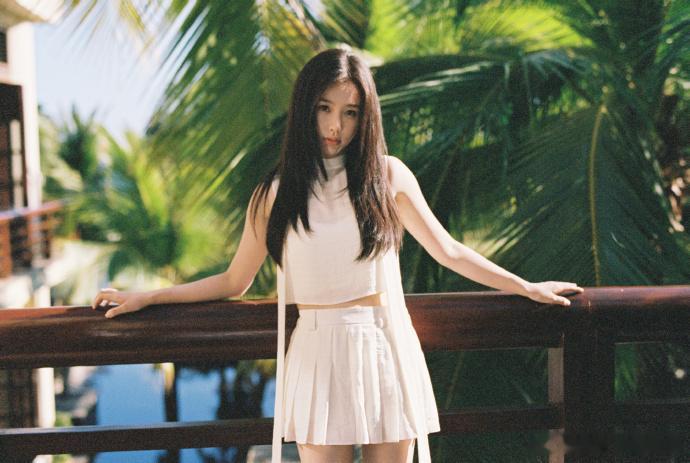 虞书欣撩拨这俩字应该足字旁 姜暮靳朝的眼神太有戏了！对视一秒就慌忙躲开，眼底的心