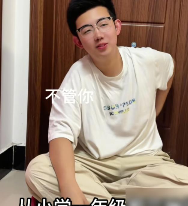 安徽一男孩，高考结束回家后，一把将妈妈拉进房间里，神神秘秘拿出一个袋子：“妈妈，