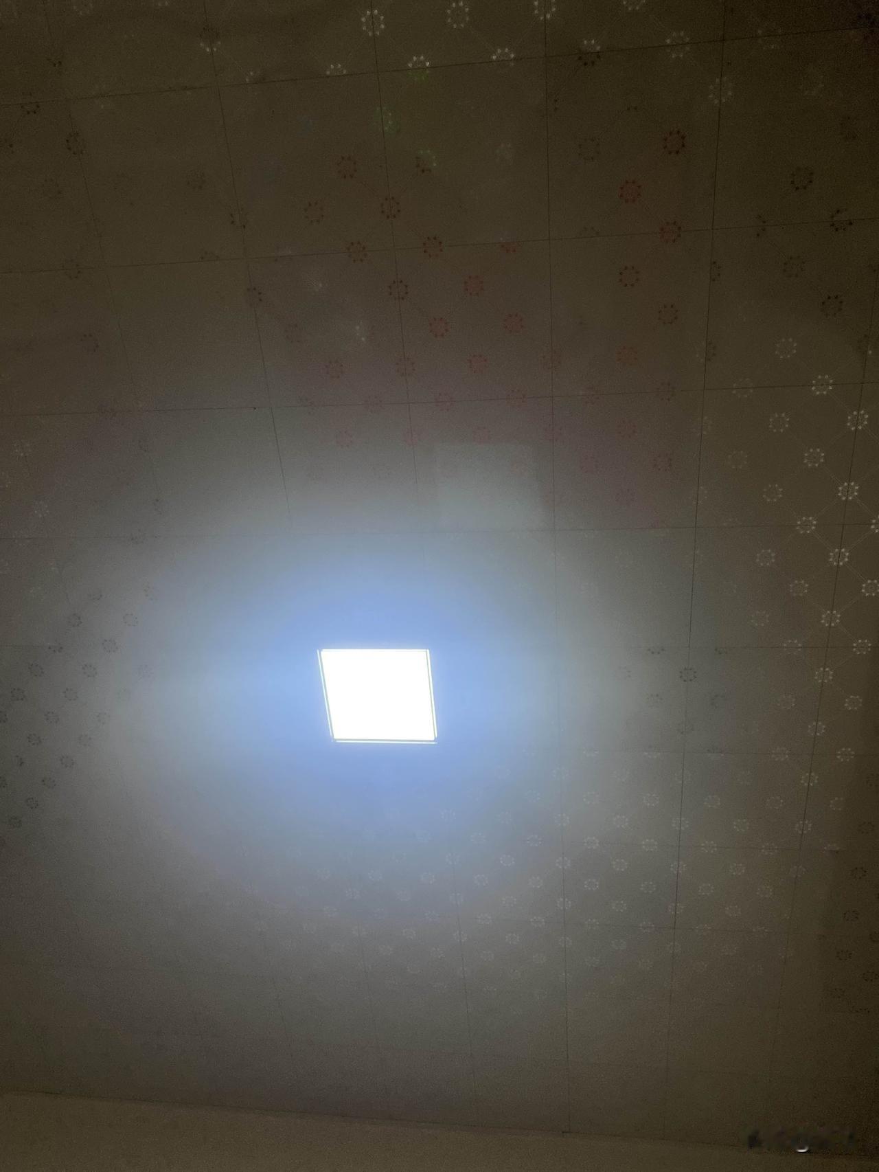谁家房间用的是这种和房顶是平齐的灯，我觉得一点都不好看，但是我没有发言权，这种的