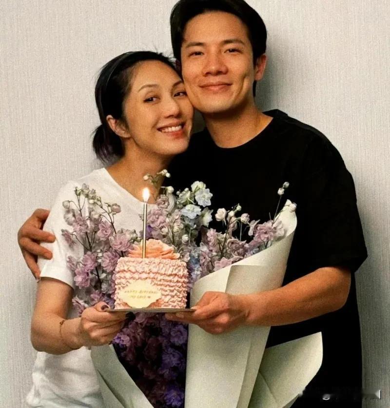 近日，港星杨千嬅在个人社交平台晒出与老公合照庆祝50岁生日，杨千嬅幸福满满的手捧