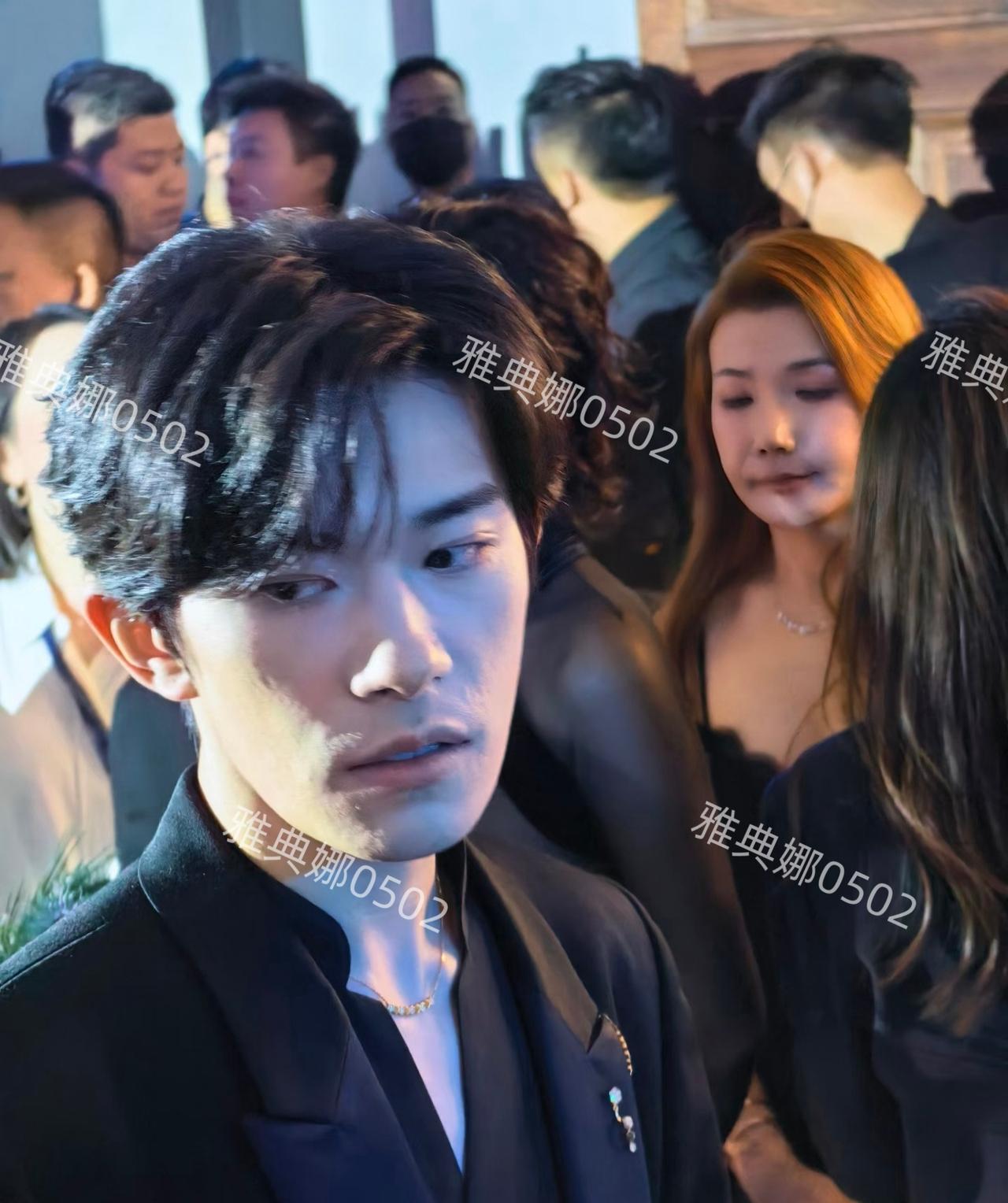 一直get不到易烊千玺的帅，感觉他个子不高皮肤也坑坑洼洼不太好，明明才20出头眼