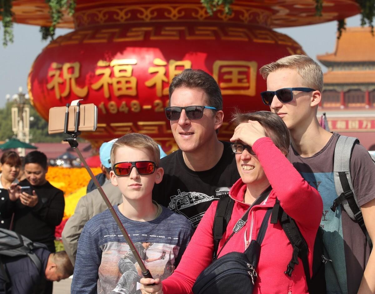 1.3亿老外涌入中国后，外媒开始发现不对劲了，直呼中美情况截然相反！

就在这两