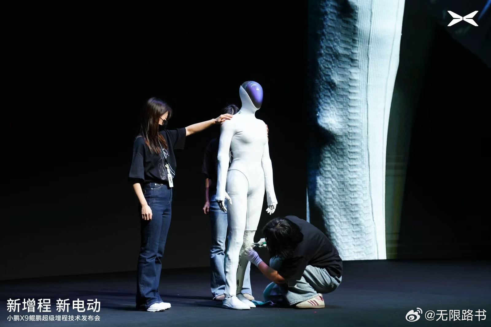 里面藏人了吗，打开看看小鹏机器人何小鹏回应女机器人里藏真人何小鹏曝光机器人首份工