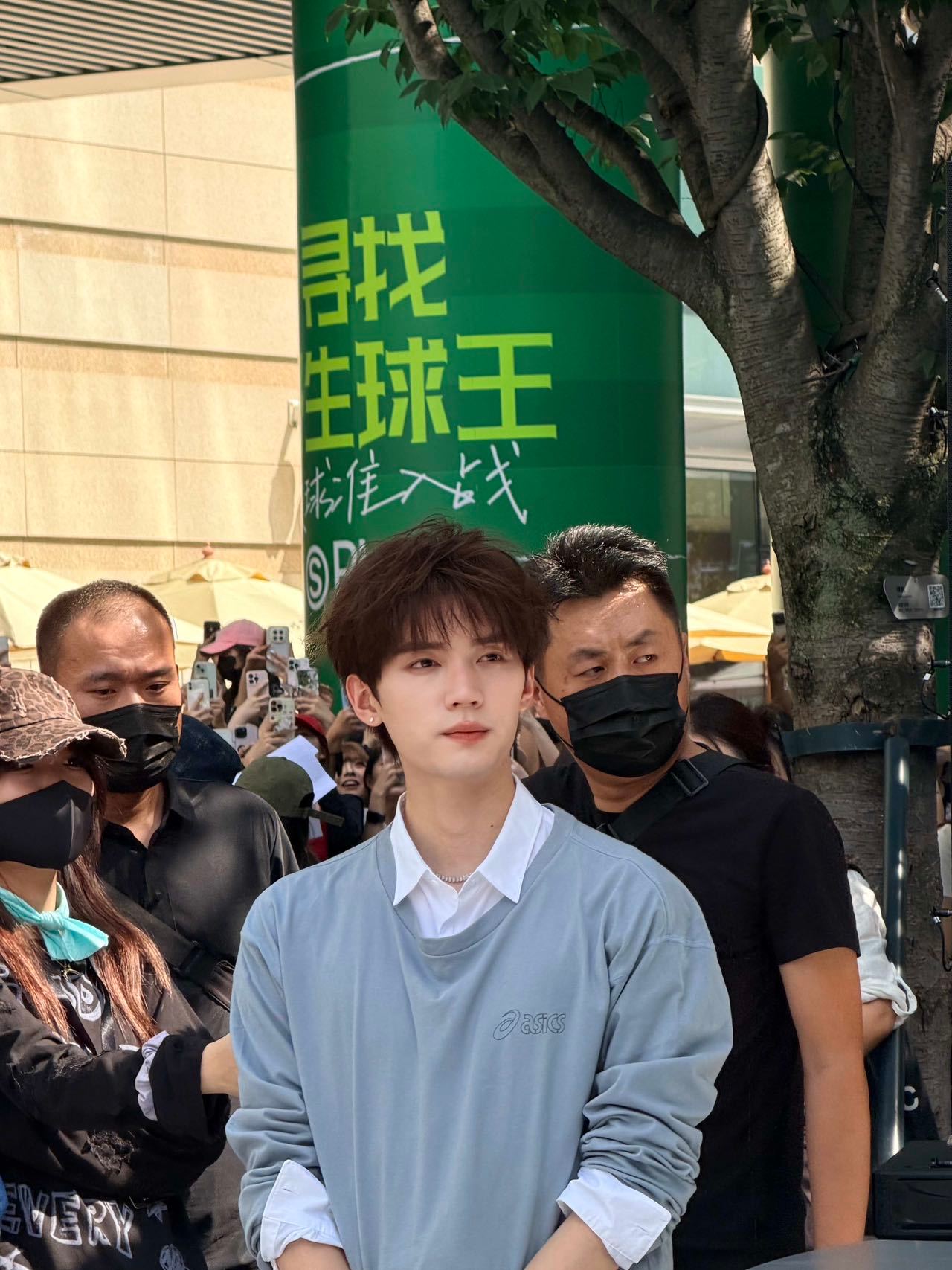 周翊然说了不染两周后 高温天蓝灰发色清爽得像一阵风，周翊然热到冒汗也挡不住人气爆