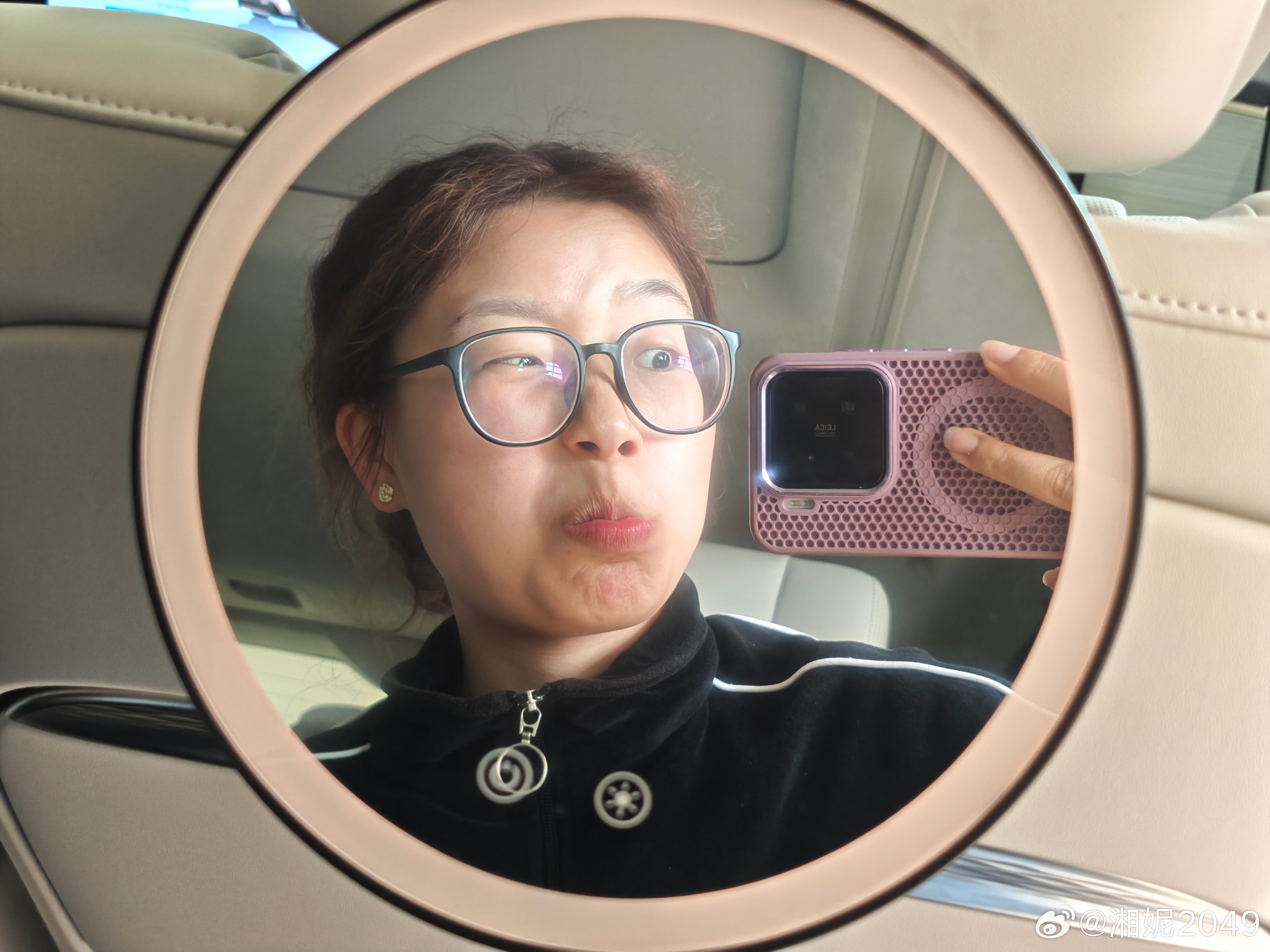 今天来4S店看别克，居然发现他们后排有个镜子的小配件！然后小桌板一放就可以稳稳m