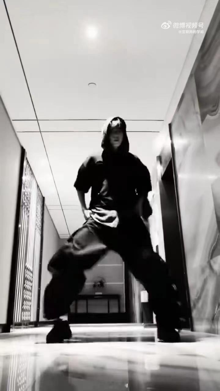 杨博文单人cha好会跳杨博文的新cha是昨晚拍的 杨博文这个cha的质感也太好了