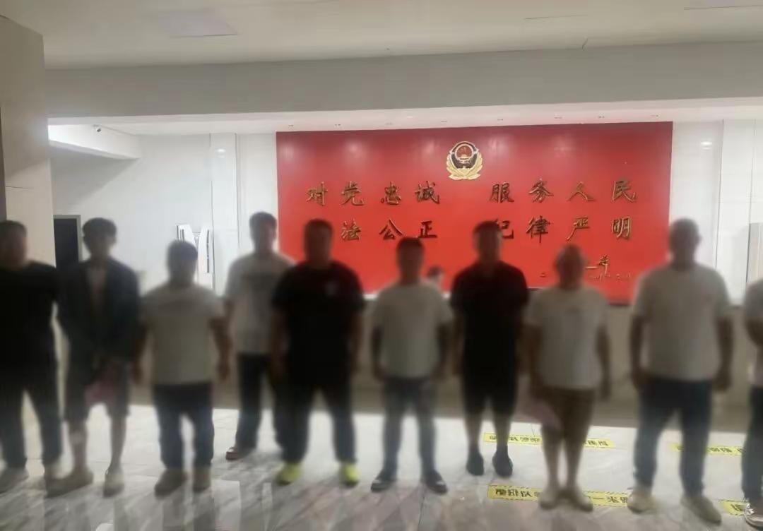 四川万源公安捣毁赌博窝点 60余人落网：万源公安发现辖区某村边道路夜间有外地车辆