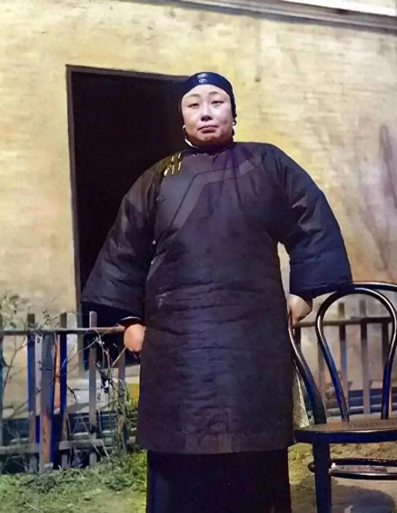 上世纪五十年代农民斗地主的真实场景，地主被牢牢捆绑，脸色惨白，画面令人难忘！
1