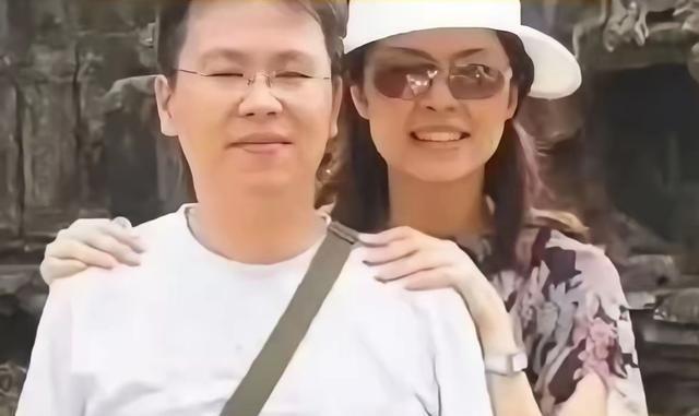 查了查郑丽文的丈夫，这不查不知道，一查才真正看懂她的人生底色。原来，她和丈夫维持