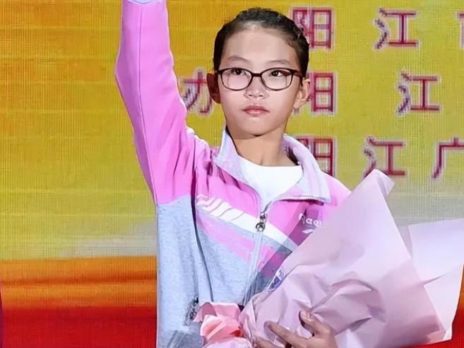 2006年，广东一男子在医院陪护流产的妻子。谁知，他出去抽烟时，发现了一名女弃婴