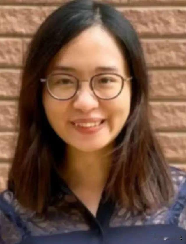 2022年，乱港分子何依琼，决定从香港移居至英国。然而，仅在抵达英国之后仅过了半