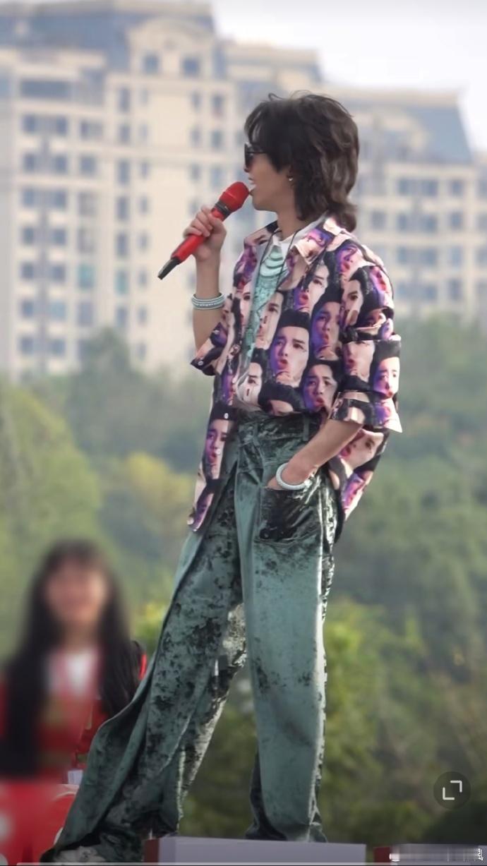 #华晨宇把自己的痛衣穿身上##华晨宇穿痛衣唱我的滑板鞋#华晨宇在演唱会中的痛衣选