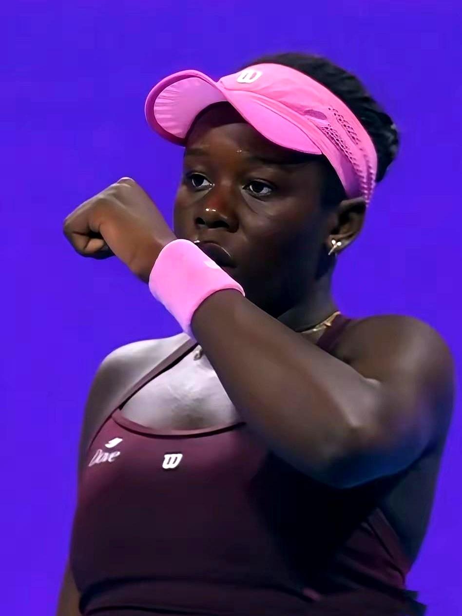 19岁，她凭40%概率压过所有名将。
 

她把新科澳网冠军莱巴金娜打到摔拍子。