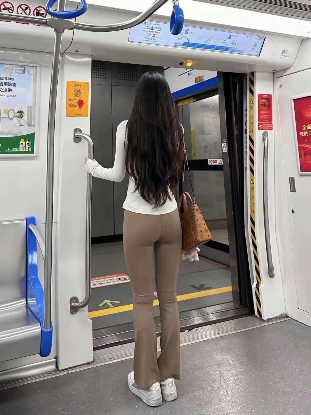 时尚女孩，优雅出行，轻松自在。