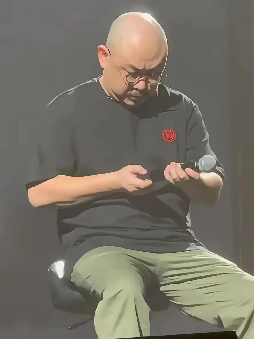 刀神啊，不要自顾修话筒了，“场外”好多人在吵架，差不多开始“群殴”了。你先放一放