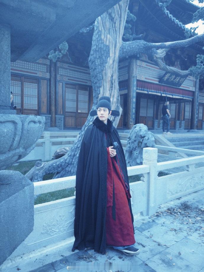 肖战藏海变妆 肖战转身眼神杀 肖战藏海变妆，肖战转身眼神杀，这红衣官服造型的大男