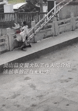 嗨呀，我的妈呀，好危险，幸亏孩子没事!