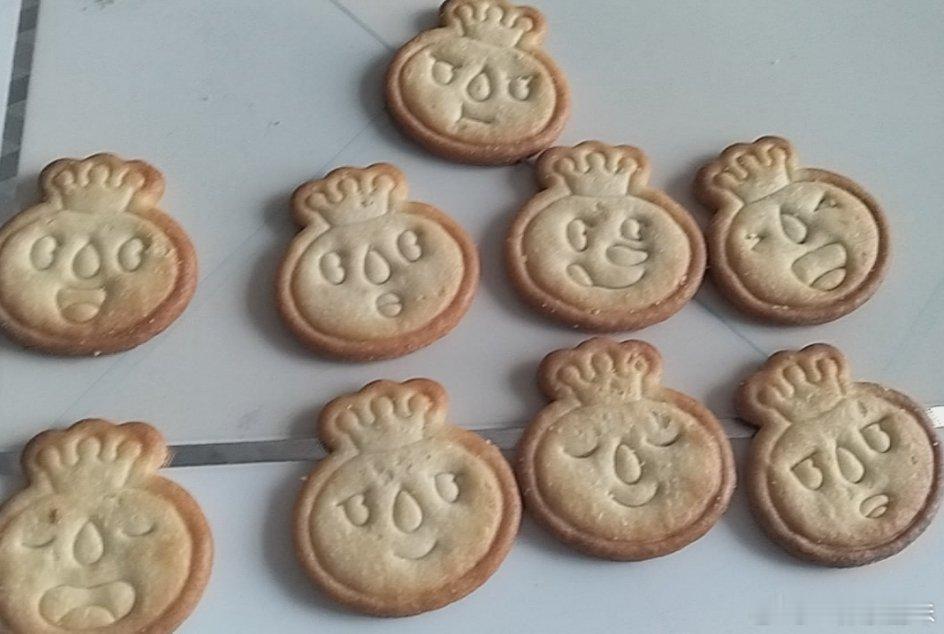 奶茶➕雪王饼干，小公主把饼干摆放一排让我拍个照说:好可爱的雪王，每个表情都不一样