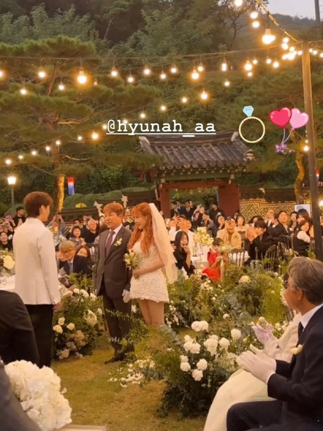 #泫雅龙俊亨婚礼造型# 泫雅和龙俊亨今天的造型很配呢，希望两位要幸福久久啊！  