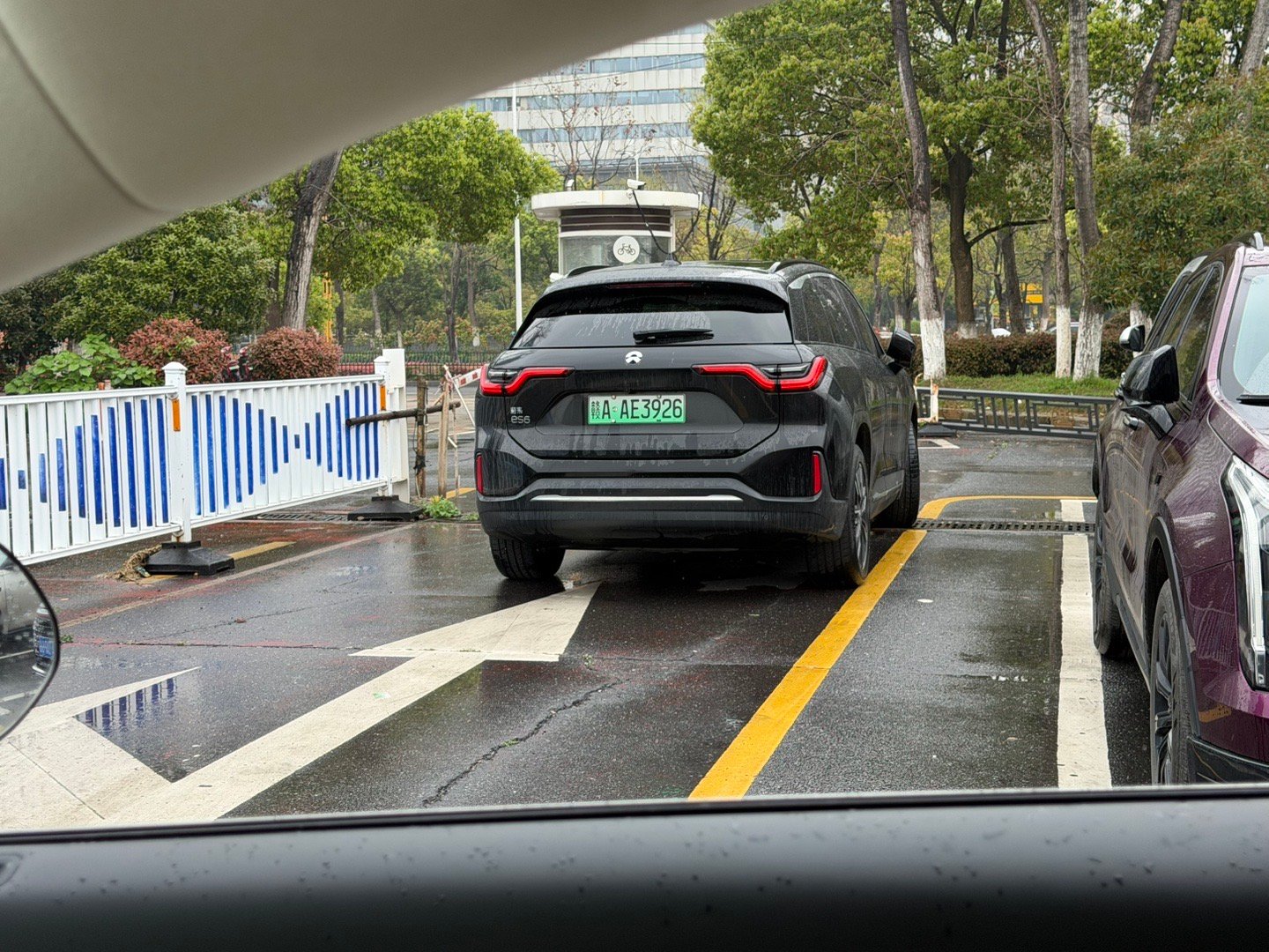 以后别说理想乱停车了，哪个品牌都有乱停车的旁边全是停车位，非要停转弯通道