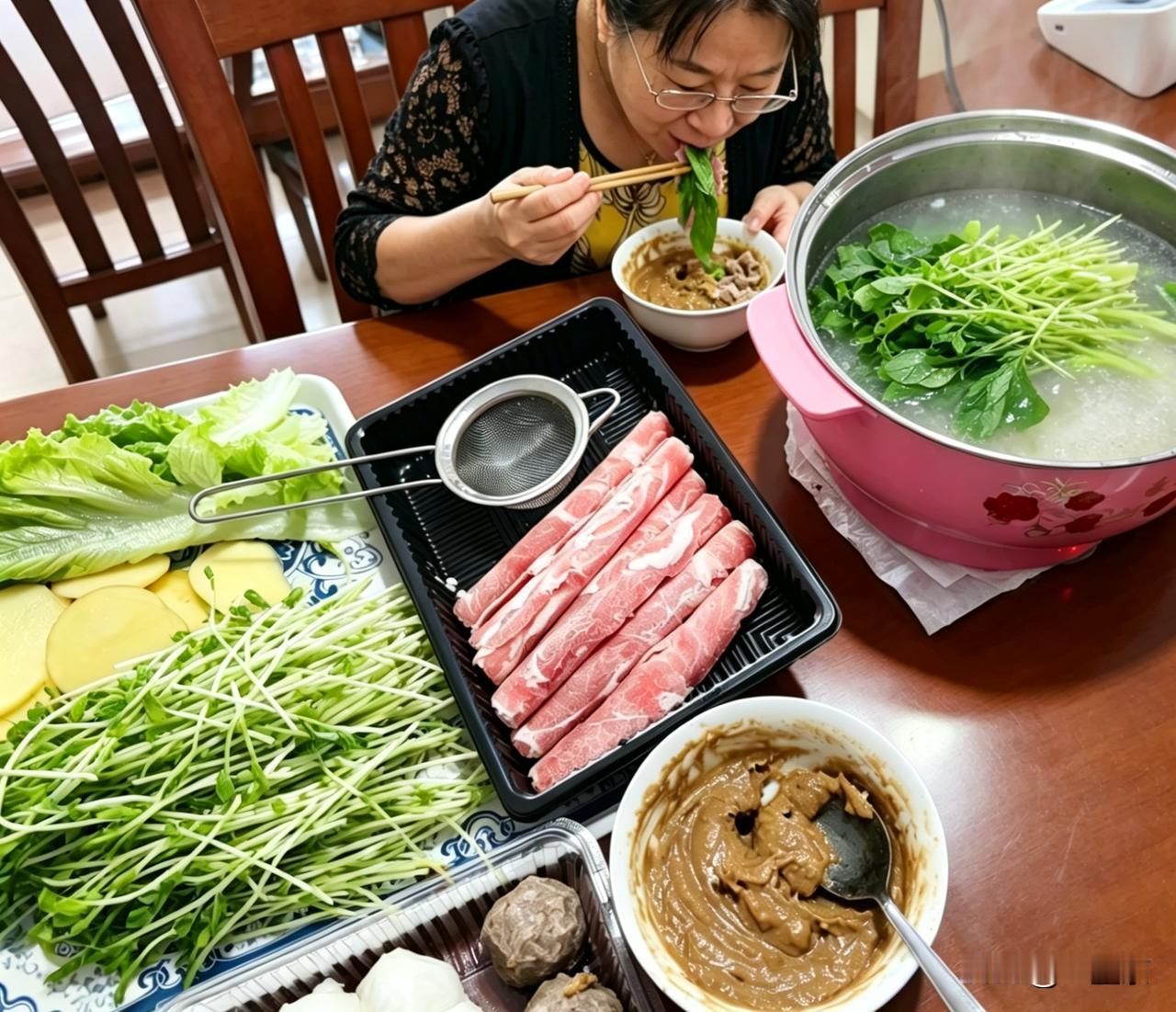 昨晚已经8点半，女婿下班回到家听女儿说我一个人在家吃火锅呢，立刻发微信说:“老娘