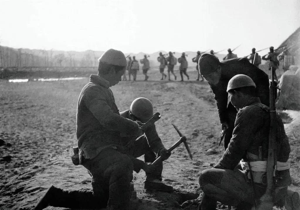 1943年，华北晋察冀抗日根据地，民兵在埋设地雷。