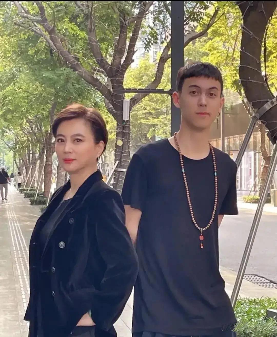 “玉兔精”李玲玉与儿子同框。