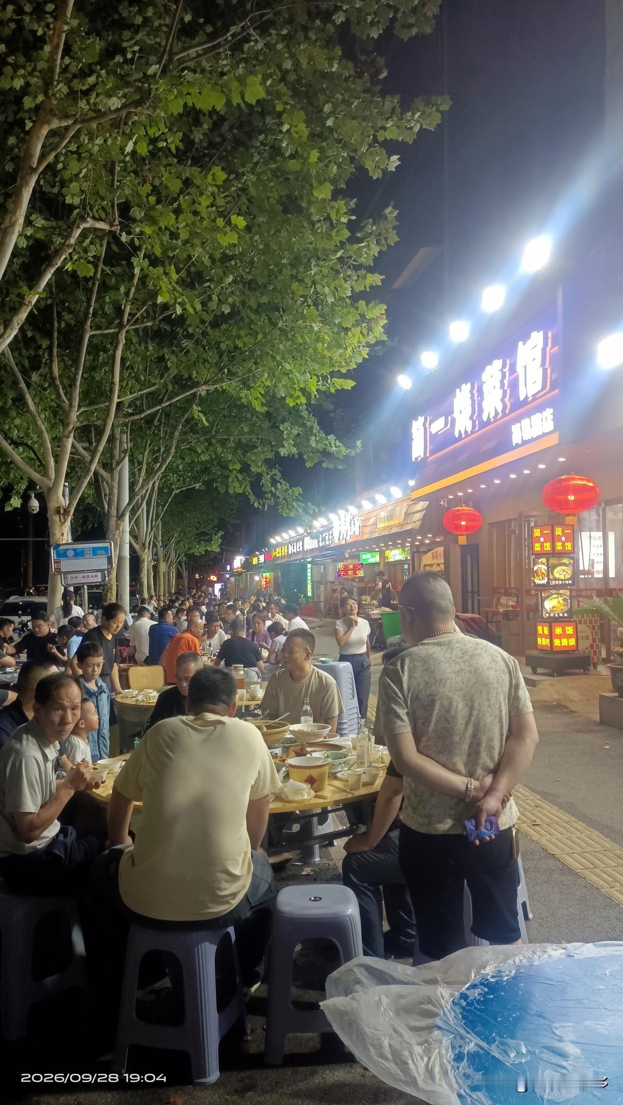 去年我参加一场私人饭局，有一段话，让我至今想起都后背发凉、醍醐灌顶。

席间有位