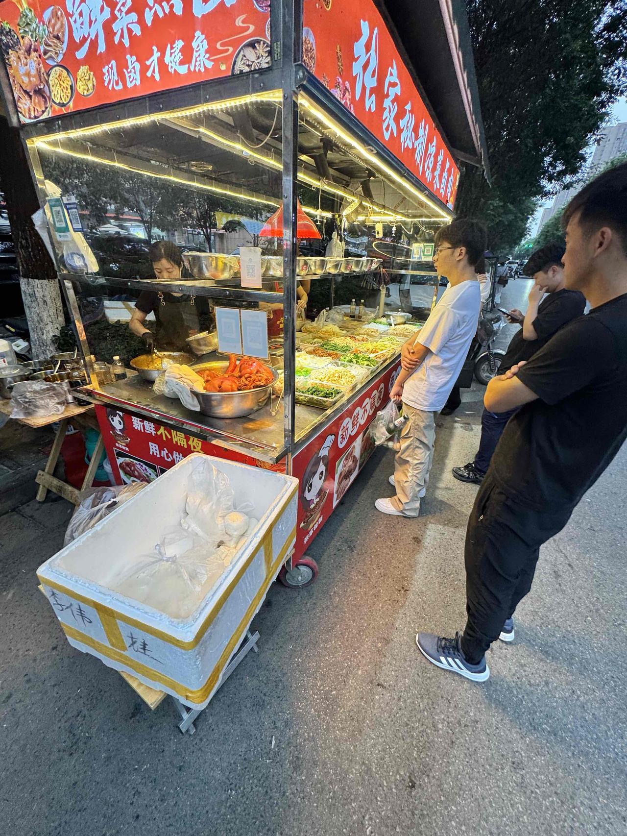 排队买凉菜的时候，就想起那些暖心的人和事。济南那俩卖凉菜的大哥，免费送快误火车的