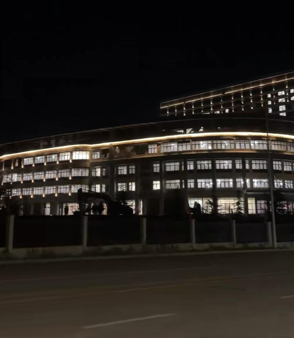 费县人民医院新院区建设8年终见曙光。最近位于费县城东的人民医院新院区进行了夜间灯