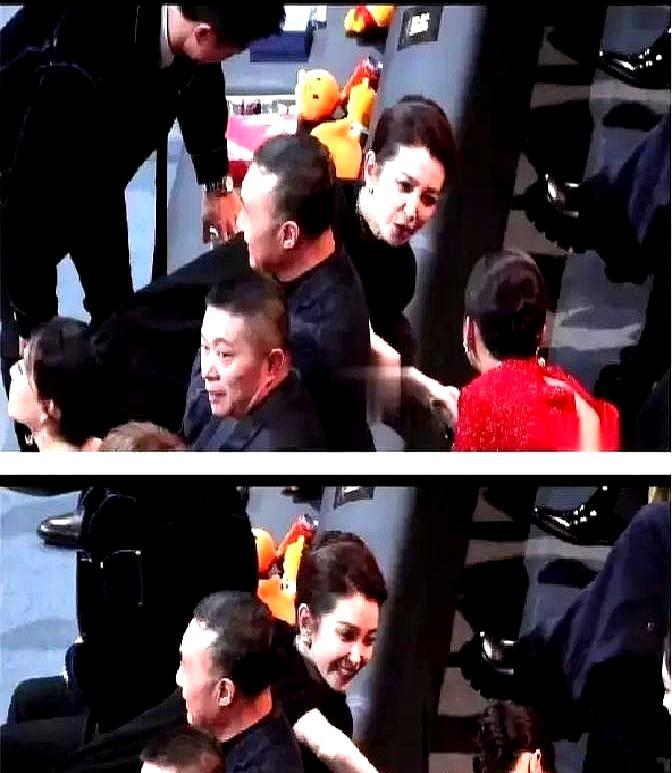 起身=会做人，坐着=耍大牌？
网友拿尺子量腰板，量得比我妈挑女婿还细。
辛芷蕾“